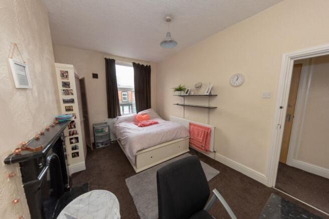 A cozy double bedroom featuring a comfortable b...