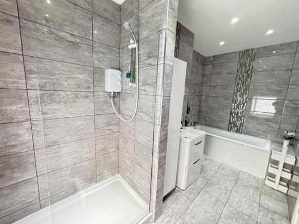 Bright and modern bathroom suite with a spaciou...