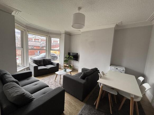 Bright and spacious living room with modern fur...