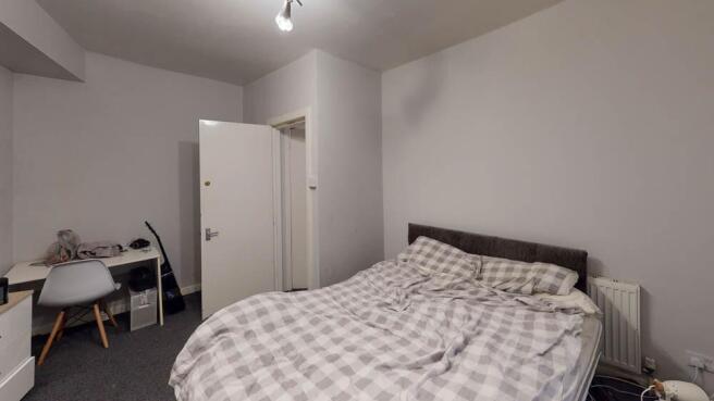Bright, neutral double bedroom with a comfortab...