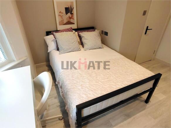 A well-presented double bedroom featuring a nea...