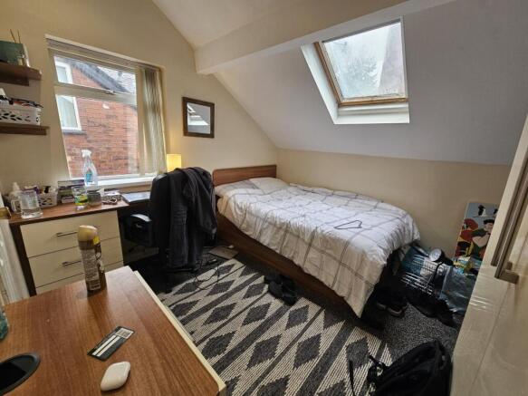 A bright and well-maintained double bedroom fea...