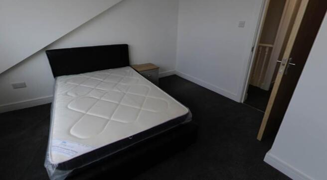 A well-maintained double bedroom featuring a co...