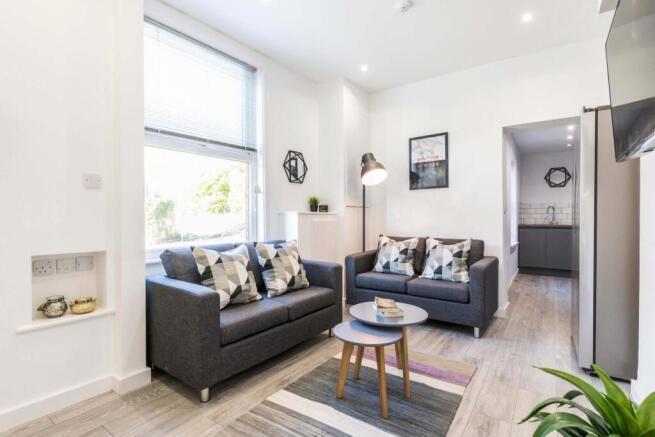 Bright and welcoming contemporary living room w...