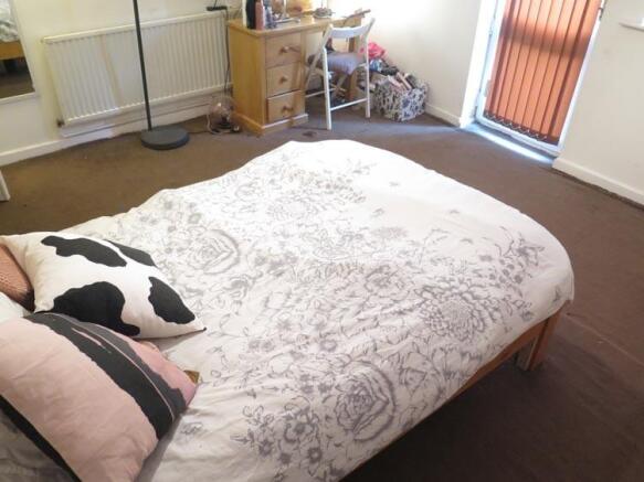 A spacious and neatly maintained double bedroom...