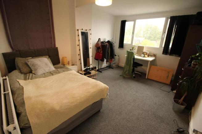 Bright, well-presented double bedroom with a co...