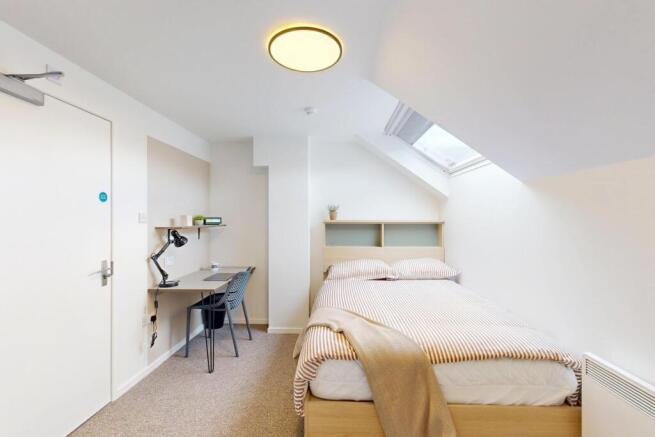 Bright, tidy student-style single bedroom with ...