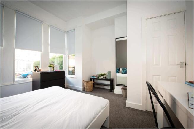 A bright and well-maintained double bedroom fea...