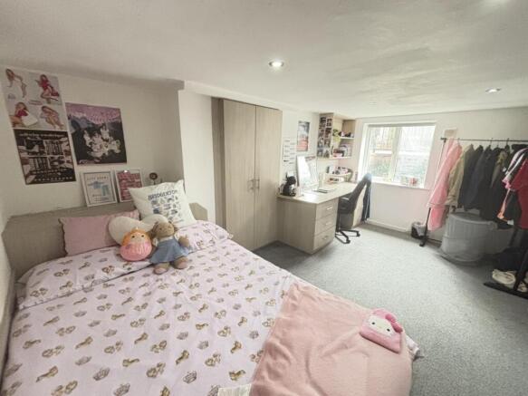 Bright, well-kept double bedroom with a comfort...