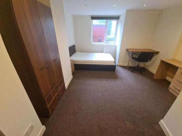 A neat and well-maintained single bedroom featu...