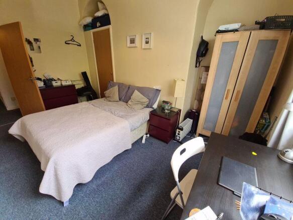 A cozy double bedroom featuring a comfortable b...