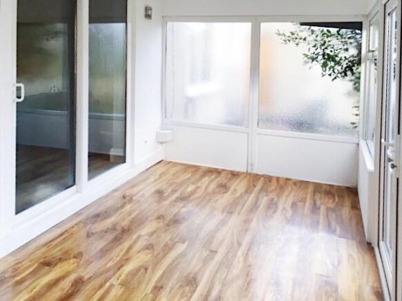 Bright, newly¿refurbished conservatory-style li...