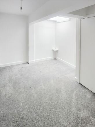 Bright, freshly redecorated single bedroom with...