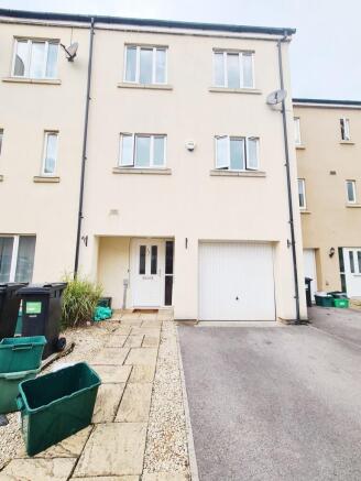 Modern terraced townhouse with a driveway and i...
