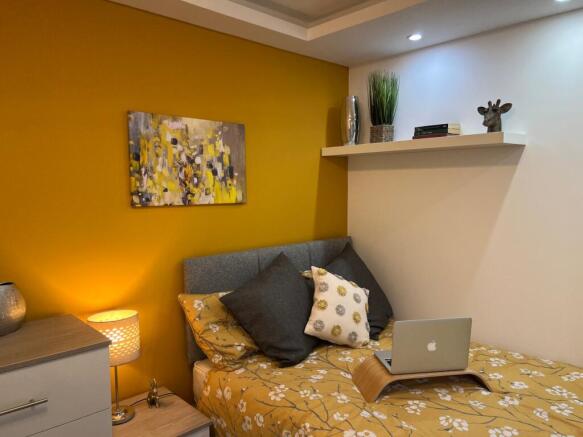 A cozy and inviting double bedroom with a warm ...