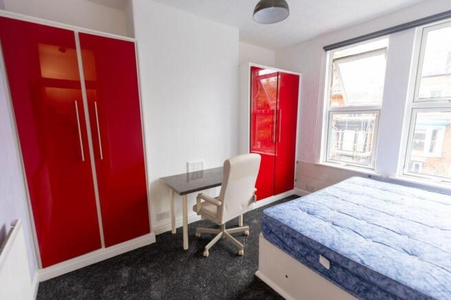 Bright double bedroom with large windows, conte...