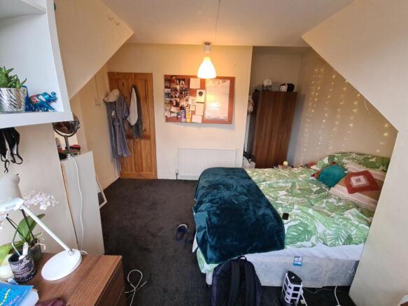 Cozy and well-maintained double bedroom featuri...