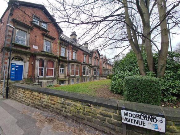 Attractive red-brick terraced property with tra...