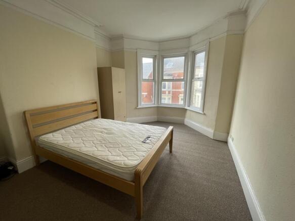 Bright double bedroom with a large bay window l...
