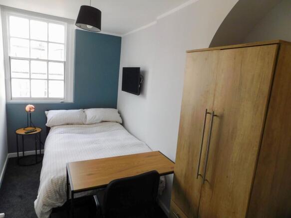 Bright, neatly presented double bedroom with a ...