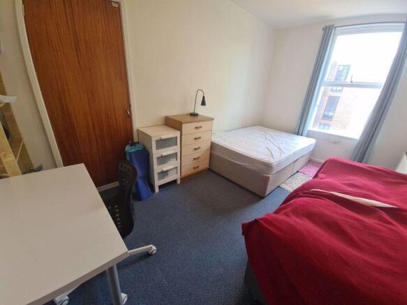 Bright, tidy double bedroom with a large window...