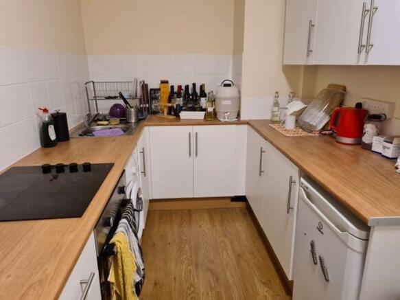 Well-presented U-shaped kitchen with wooden cou...