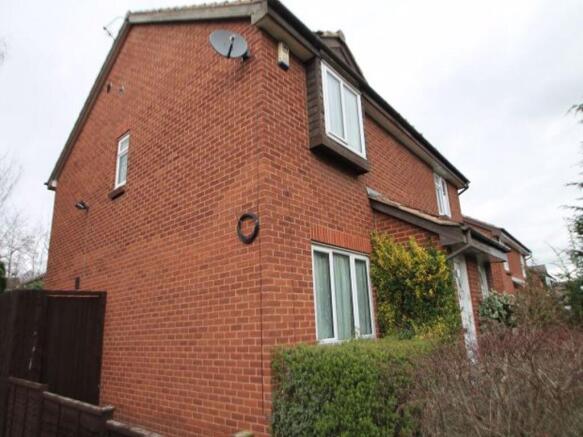 Well-maintained red-brick semi-detached house w...