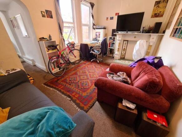 Cozy, well-furnished living room with a pattern...