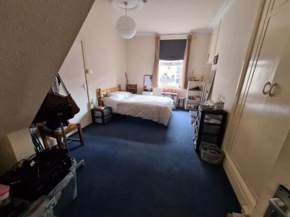 Bright, well-kept double bedroom with a double ...