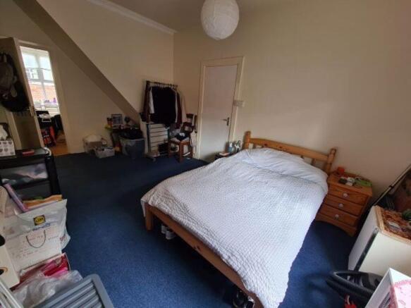 Bright, well-kept double bedroom with a wooden ...