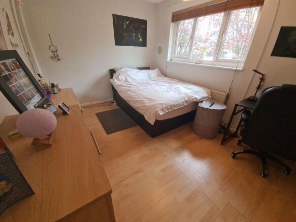 Bright, tidy double bedroom with a comfortable ...