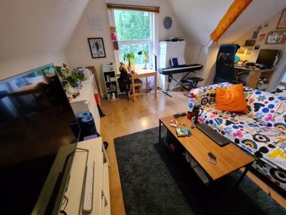 Bright, well-presented shared living room with ...