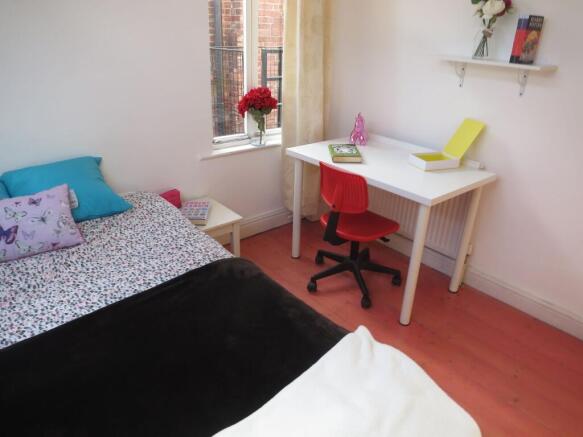 Bright and welcoming single bedroom featuring a...