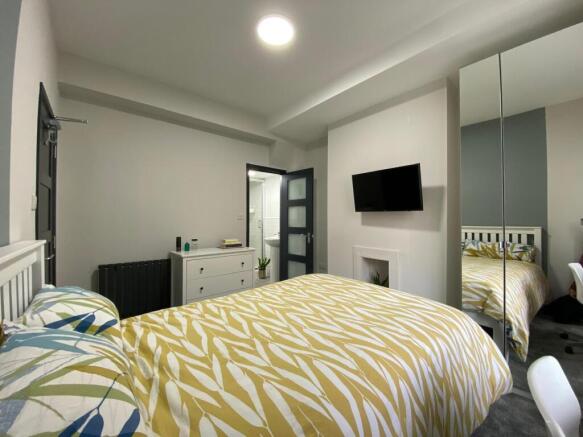 Bright, well-presented double bedroom with a pa...