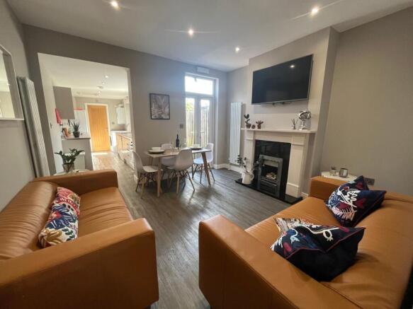 Bright, contemporary open-plan living and dinin...