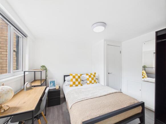 Bright, clean double bedroom with a comfortable...