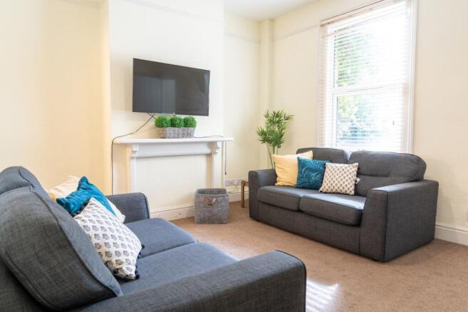 Bright, well-presented living room with two com...