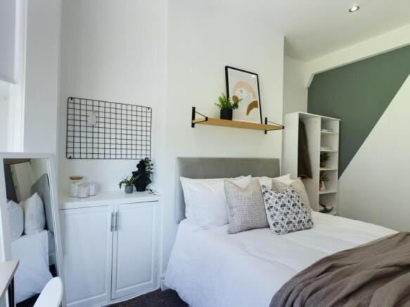 A stylish and clean double bedroom featuring am...
