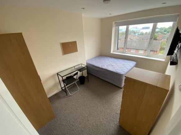 A bright and spacious double bedroom with great...