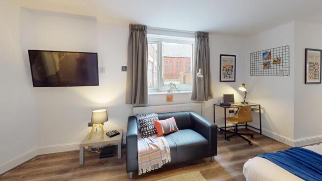 A spacious and well-lit large double bedroom fe...