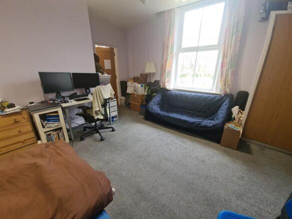 Bright, well-kept double bedroom with a large w...