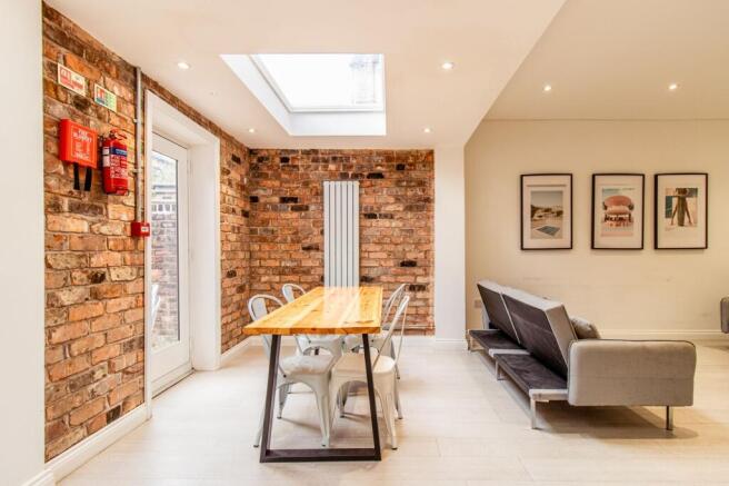 Bright, contemporary open-plan living and dinin...
