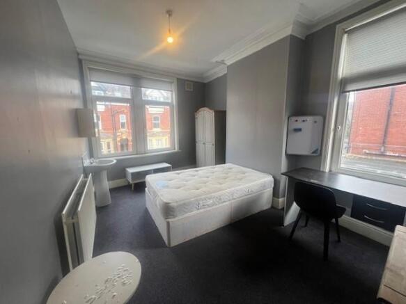 Bright, well-presented double bedroom with a ce...