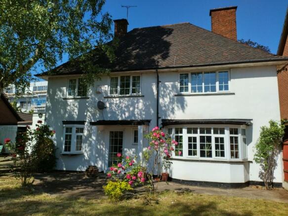 Charming detached house with white facade, bay ...
