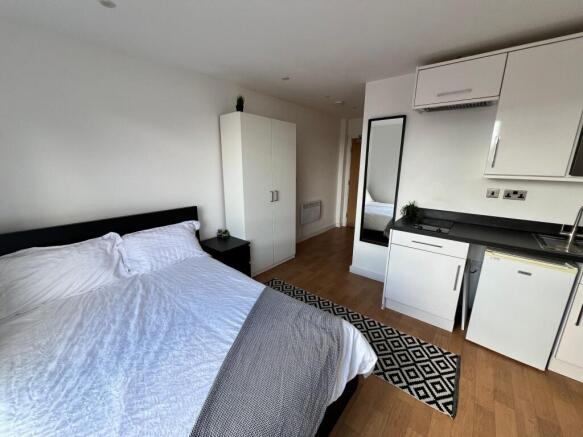 Bright, modern double bedroom with a fitted kit...