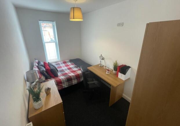 A cozy and inviting double bedroom with good na...