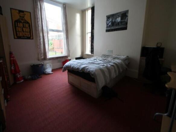 Bright, well-proportioned double bedroom with l...