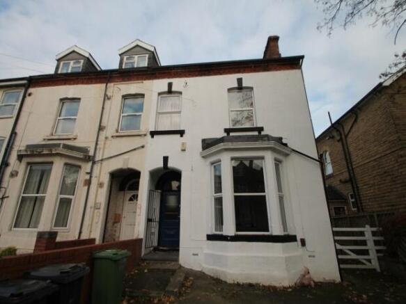 Charming terraced townhouse with bay window, tr...