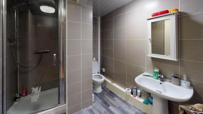 A spacious and well-maintained bathroom featuri...