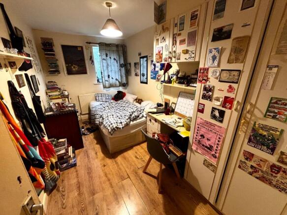 Cosy single bedroom with a double bed, built-in...